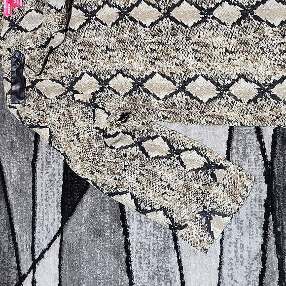 MIX & CO. HENLEY SHEER SNAKESKIN PRINT BRACELET SLEEVES DROPTAIL BLOUSE TOP - Picture 6 of 15